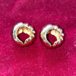 E. PEARL GOLD TONE EARRINGS SIGNED